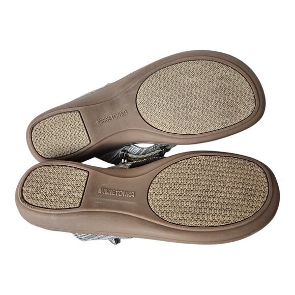 MINNETONKA Women 10 M Silverthorne Thong Sandals Fabric Upper Silver Accents - Picture 9 of 9